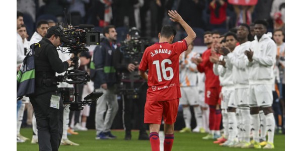 Jesús Navas je počašćen što je dobio dres s potpisom igrača Real Madrida Jesús Navas je počašćen što je dobio dres s potpisom igrača Real Madrida